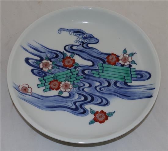 A Japanese Nabeshima style dish, signed Imaizumi Imaemon, 19th/20th century, 24.5cm